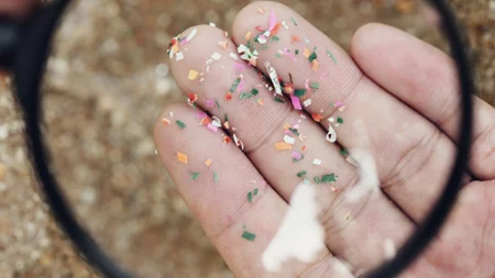 Αυτό το απλό λάθος γεμίζει το σώμα σου με 90.000 μικροπλαστικά τον χρόνο!