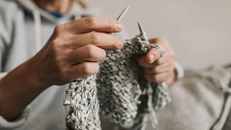 Αναλογικά χόμπι: Η νέα τάση αυτοφροντίδας που αντικαθιστά το scrolling στο κινητό