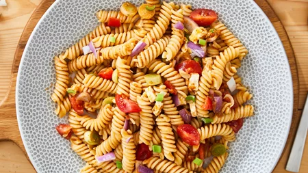 Η πιο νόστιμη πρωτεϊνούχα σαλάτα με ζυμαρικά για το σημερινό meal prep