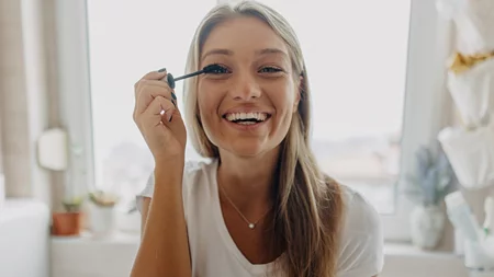 Οι 3 καλύτερες οικονομικές mascara που απογειώνουν το βλέμμα με μία μόνο στρώση