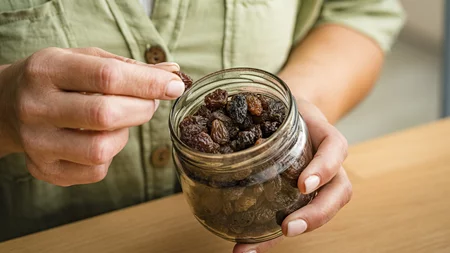 Η "άσκηση της σταφίδας": Η απλή τεχνική που σε βοηθά να σταματήσεις τον φαύλο κύκλο της υπερφαγίας