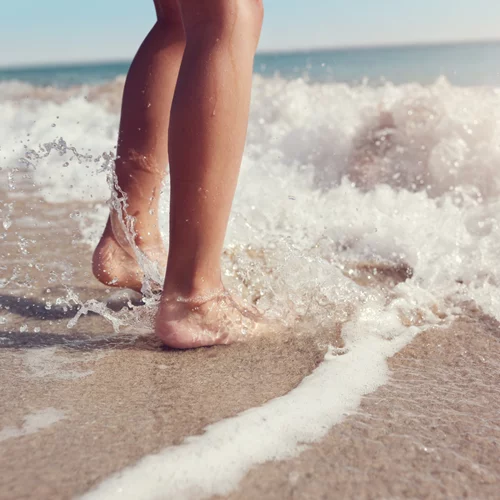 Πες "αντίο" στις σκασμένες φτέρνες: Ο απόλυτος καλοκαιρινός οδηγός περιποίησης