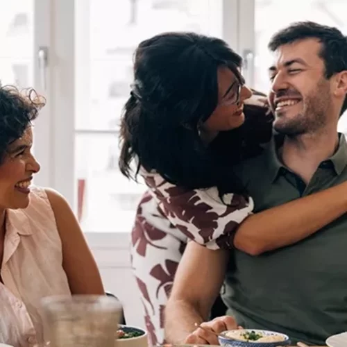 Sunday lunch with friends: Το Κυριακάτικο ritual που σκορπίζει μαγεία