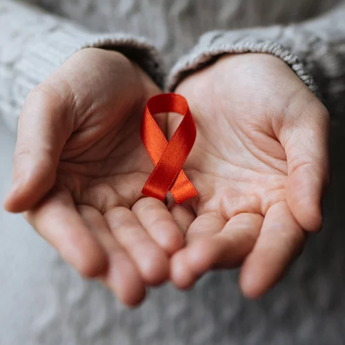 HIV: 1 στους 2 διαγιγνώσκεται καθυστερημένα – Γιατί η Ευρώπη χάνει τον στόχο για το AIDS έως το 2030