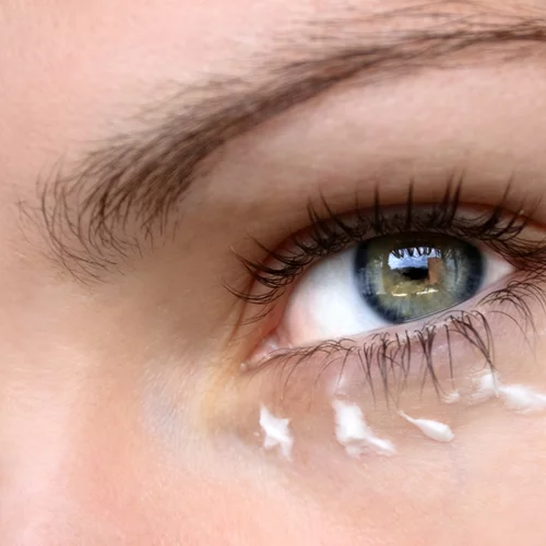 Γιατί δεν πρέπει ποτέ να παραλείπεις την κρέμα ματιών; Οι δερματολόγοι απαντούν