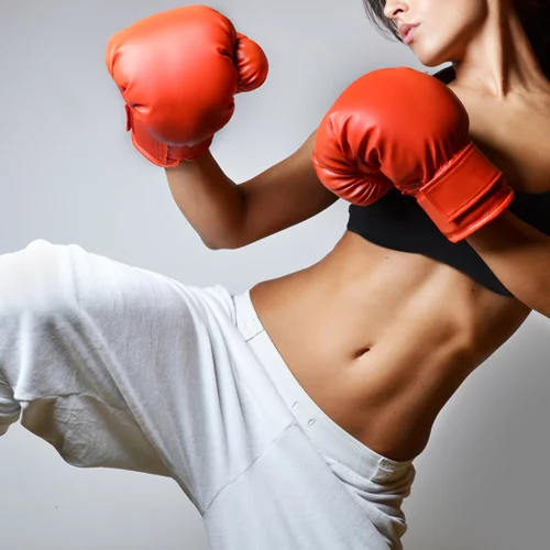 H κίνηση kickboxing που θα σε βοηθήσει να ενεργοποιήσεις το σώμα σου