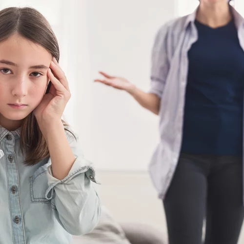 Οι συμπεριφορές των γονιών που θέλουν να "ελέγχουν" τη ζωή των παιδιών τους