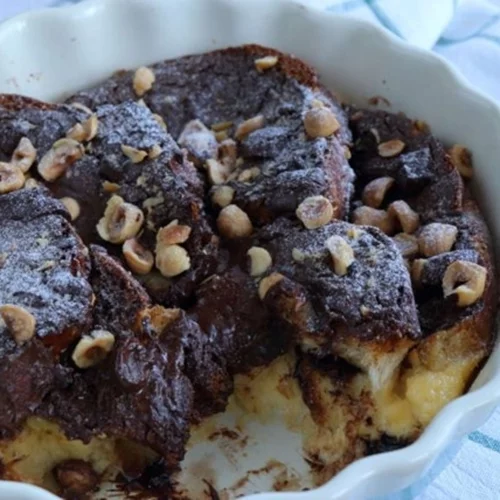 Το απόλυτο επιδόρπιο του Πάσχα: Σοκολατένιο γλυκό ταψιού με τσουρέκι