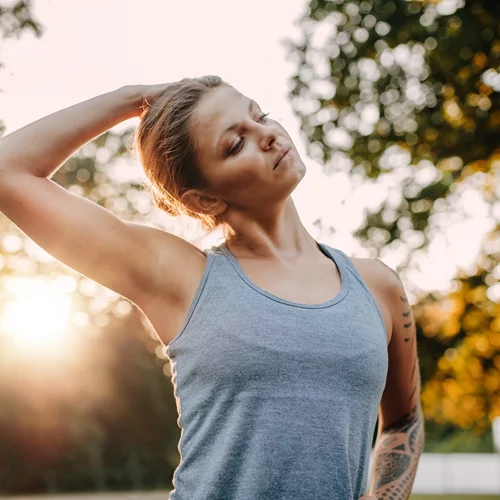 Πονάει το γόνατο, η πλάτη ή ο αυχένας; 3 ασκήσεις που μπορείς να κάνεις στο σπίτι