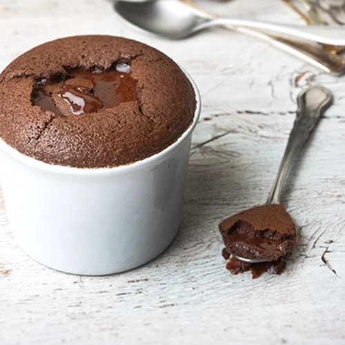 Σοκολατένιο μους σουφλέ από την Αργυρώ Μπαρμπαρίγου [και με λιγότερη ζάχαρη από όση νομίζεις]