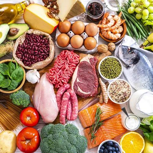 "Τρώμε ξανά αληθινό φαγητό": Οι Αμερικανοί αλλάζουν ριζικά τη διατροφική πυραμίδα - στο επίκεντρο η πρωτεΐνη και το κρέας