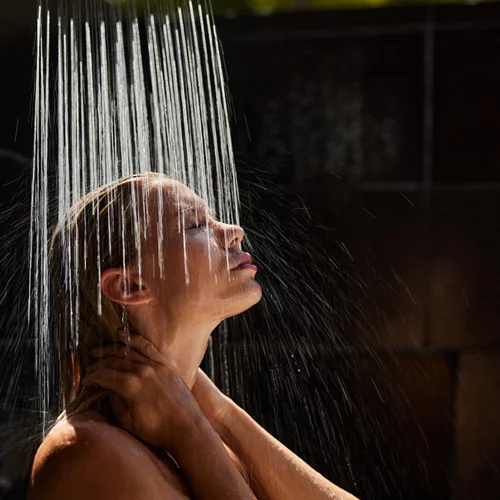 Dark showering: Τι είναι το ντους στο σκοτάδι και ποια τα οφέλη του;