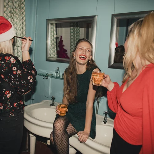 Μανικιούρ για ρεβεγιόν 2025: Η γήινη απόχρωση που ταιριάζει με όλα και θα λατρέψεις