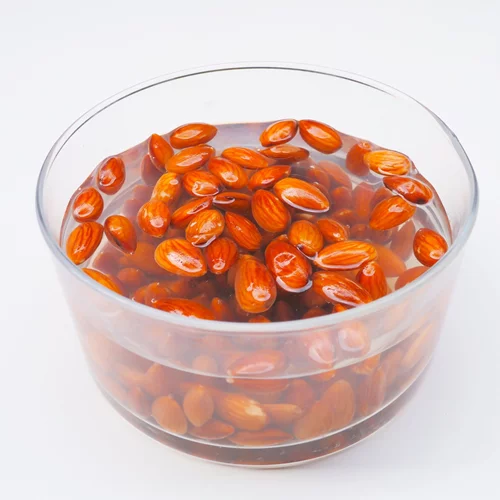 Γιατί πρέπει να μουλιάζεις τα αμύγδαλα στο νερό πριν τα φας;