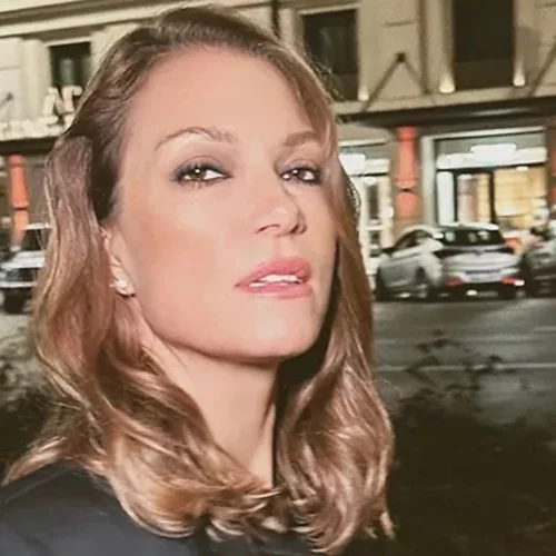 Η Βίκυ Καγιά με το χρώμα που ταιριάζει τέλεια σε κοντά νύχια