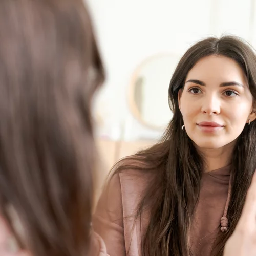 Μιλάς μόνη σου; Δεν είσαι τρελή – Οι ψυχολόγοι εξηγούν γιατί η "αυτο-ομιλία" κάνει καλό στον εγκέφαλο
