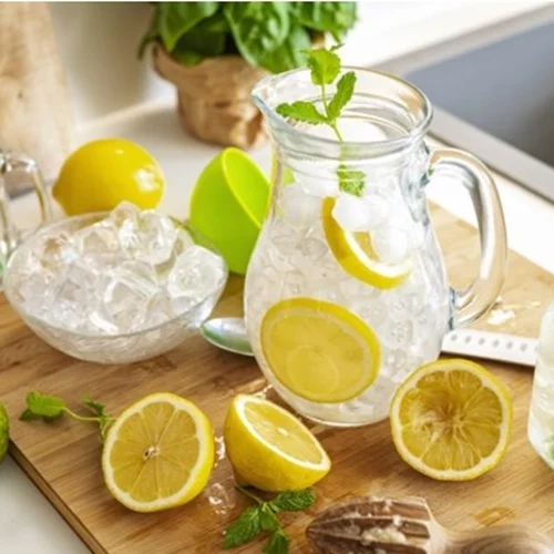 Νερό με λεμόνι: Τα 7 οφέλη στο σώμα μας - Από την απώλεια κιλών μέχρι την υγεία της καρδιάς