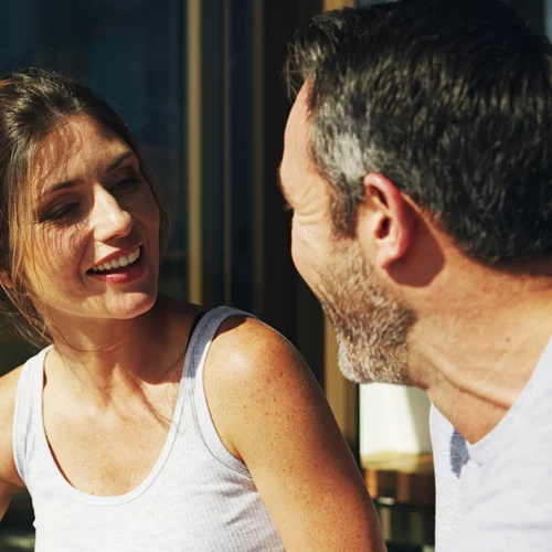 Το καθημερινό "κουσούρι" που σώζει τις σχέσεις - Σύμφωνα με νέα έρευνα