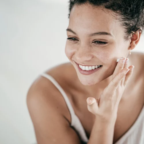 Το έξυπνο tip για να απλώσεις το foundation σε ξηρή επιδερμίδα χωρίς να ξεφλουδίσει