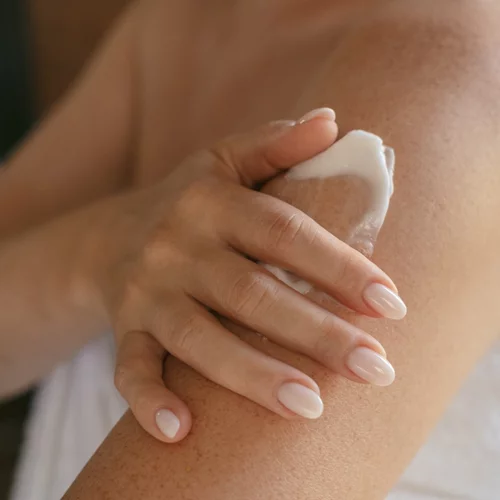 Σου αρέσει η μυρωδιά του ταλκ; Θα λατρέψεις αυτές τις (πολύ) οικονομικές πουδρένιες κρέμες σώματος