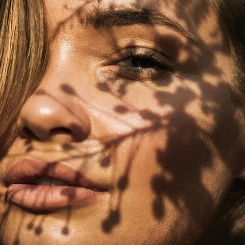 Έχεις μαύρους κύκλους και κουρασμένο βλέμμα; Γιατί να προτιμήσεις ένα ροζ concealer