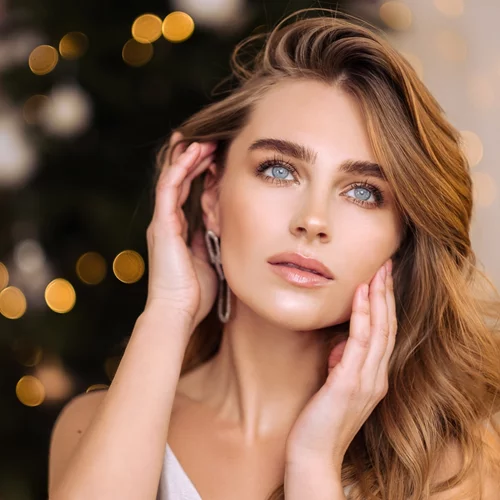 Η (έξυπνη) προσθήκη στο πρόσωπό σου που θα πάει το γιορτινό μακιγιάζ σε άλλο level