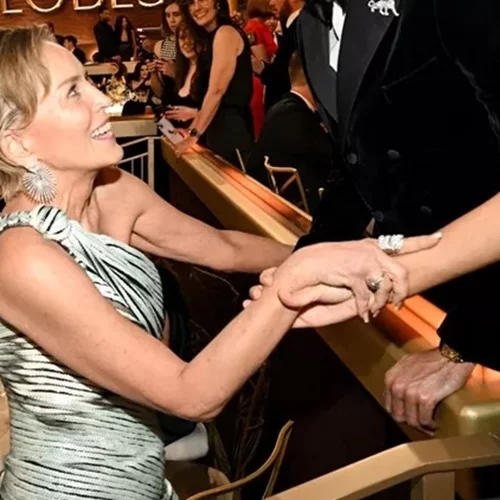 15 λεπτά την ημέρα αρκούν: Η άσκηση για σφιχτά μπράτσα που υιοθέτησε η Sharon Stone μετά τα 50