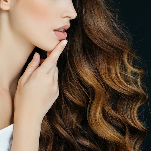 Τα 4 βήματα για να πετύχεις στο σπίτι το χτένισμα που θα σου έκαναν στο κομμωτήριο