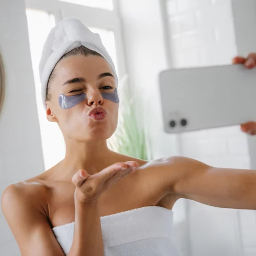 "Θαυματουργές" skincare συμβουλές του TikTok: Σωτήριες ή καταστροφικές;