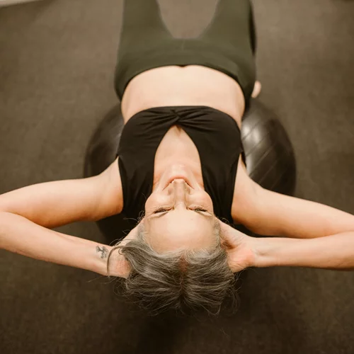 Οστεοπόρωση στην εμμηνόπαυση: Ποιες ασκήσεις σώζουν τα κόκαλά σου