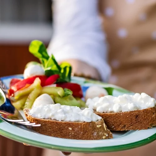 Τυρί κότατζ, γιαούρτι ή ανθότυρο για τη δίαιτα; Κάνουμε crash test
