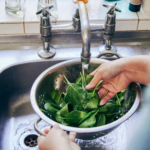 Πλύσιμο και ξεφλούδισμα δεν αρκούν: Πώς τα πλαστικά παγιδεύονται μέσα στα λαχανικά - Τι σημαίνει για την υγεία μας;