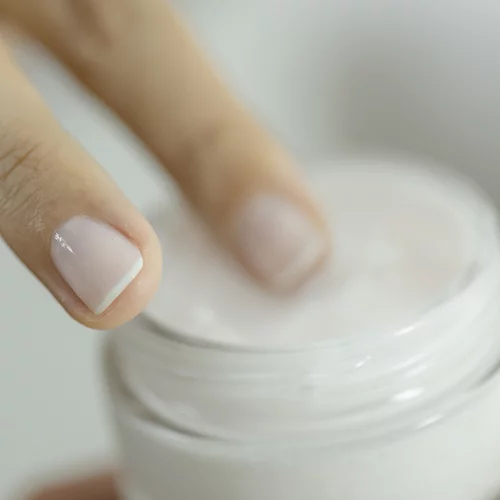 Οβάλ, τετράγωνα ή αμυγδαλωτά νύχια; Πώς θα διαλέξεις το ιδανικό σχήμα νυχιών για σένα