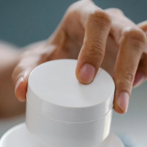 "Σβήνουν" χρόνια από το βλέμμα: 5 κρέμες ματιών με κολλαγόνο για τη ρουτίνα σου