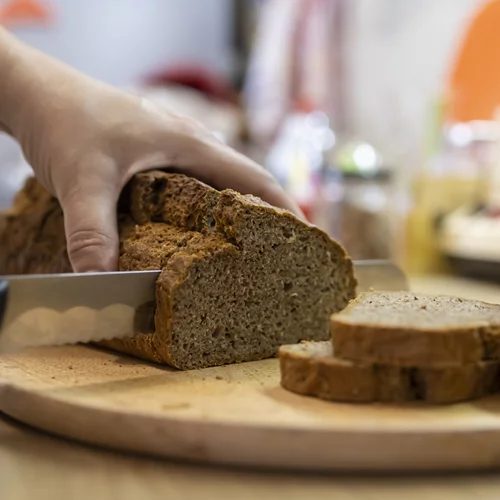 Ψωμί από ταχίνι: Η πιο εύκολη συνταγή με 3 υλικά και χωρίς ζύμωμα