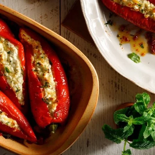 Πιπεριές γεμιστές με τυρί στο φούρνο ή στο τηγάνι από την Αργυρώ Μπαρμπαρίγου