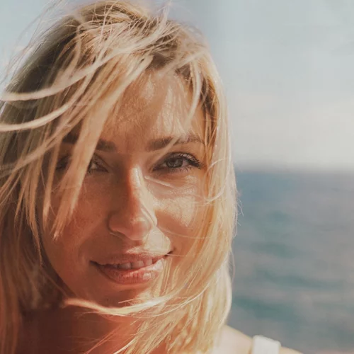 Ήλιος, αλάτι, χλώριο: Πώς θα σώσεις τα μαλλιά σου από τις φθορές του καλοκαιριού;