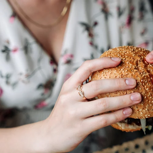 Tips για πιο αποτελεσματική διαχείριση της υπερφαγίας και του συναισθηματικού φαγητού