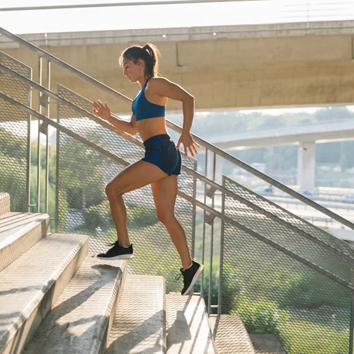 Πώς θα βελτιώσεις την προπόνηση των 10.000 βημάτων την ημέρα στα 50: Ασκήσεις, ανηφόρες και πλάγια βήματα