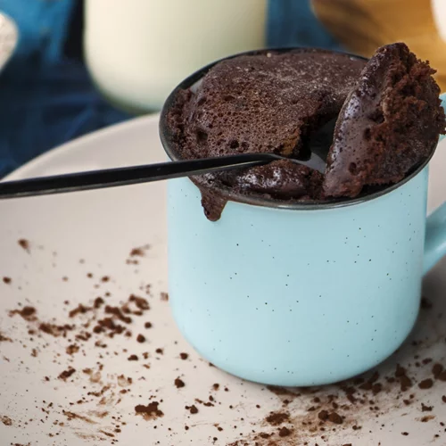 Κέικ σοκολάτας στo φλιτζάνι έτοιμο σε 5' μόνο με 197 θερμίδες