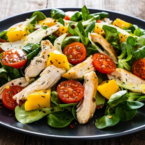 Η καλοκαιρινή σαλάτα με κοτόπουλο και λεμόνι είναι ιδανική για το γραφείο