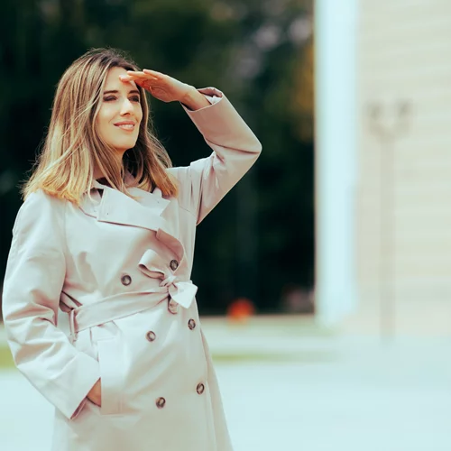 Τα looks που μπορείς να κάνεις με μια καμπαρντίνα την άνοιξη