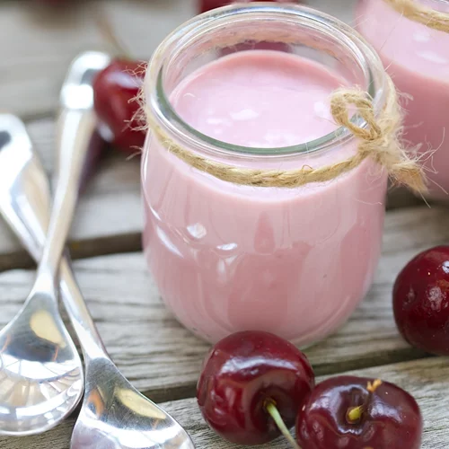 Συνταγή: Ελαφρύ γλυκό ψυγείου με ζελέ κεράσι και γιαούρτι