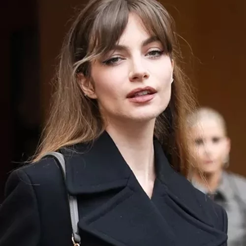 Το πιο κομψό χρώμα νυχιών του φετινού φθινοπώρου κολακεύει άψογα τα κοντά νύχια