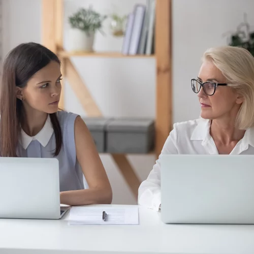 3 λόγοι για τους οποίους οι γυναίκες δεν βοηθούν άλλες γυναίκες