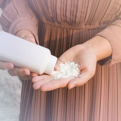 9 μυστικά ομορφιάς μόνο με ταλκ (στα μαλλιά, στις βλεφαρίδες, ακόμα και σε μάσκα!)