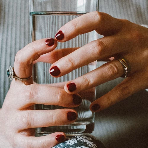 Τι συμβαίνει στο σώμα σου αν πίνεις υπερβολικά πολύ νερό;