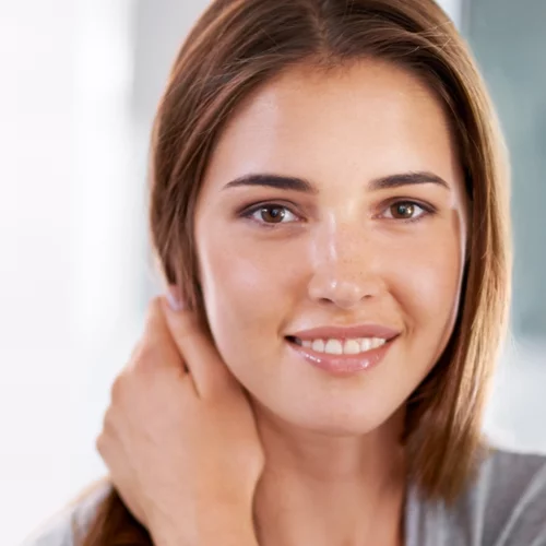 Σε ταλαιπωρεί η ακμή; Μάθε γιατί όλο το TikTok πλένει το πρόσωπό του με... σαμπουάν