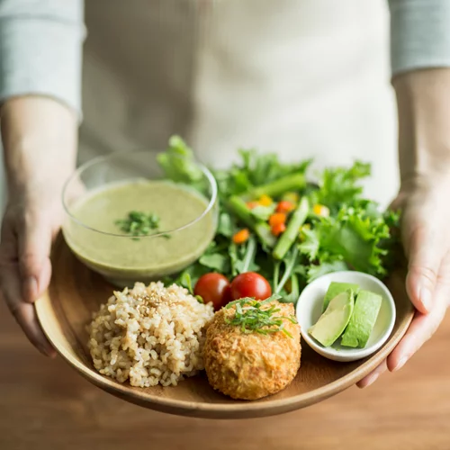 Αυτές είναι οι 12 απαραίτητες βιταμίνες και οι καλύτερες πηγές τους