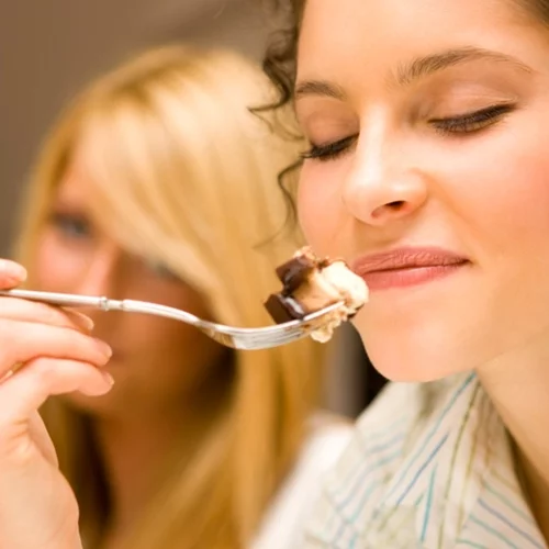 Σάκχαρο στο αίμα: Ποια είναι η καλύτερη ώρα για γλυκό ώστε να μην απορρυθμιστεί;